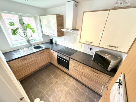 2 bedroom Flat To Let - Photo 4