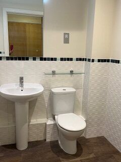 Central Cambridge Modern Apartment with Private Balcony and Secure Underground Parking, Overlooking a Communal Garden South Facing - Photo 1