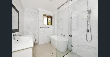 Full brick family sized townhouse with house like proportions - Photo 2