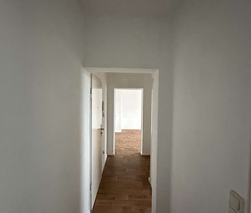 geräumige 1-Raum-Wohnung, Wannenbad mit Fenster, Keller und Stellpl. mgl. - Foto 3