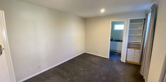 Modern One-Bedroom Flat in Stoke - Photo 2