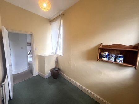A Fantastic Two bedroom flat on the First Floor offered part furnished. - Photo 5