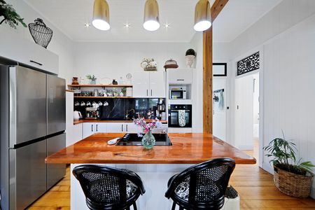 Beautifully Renovated Classic Queenslander - Photo 2