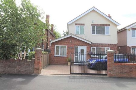 Station Crescent, Ashford, TW15 - Photo 2