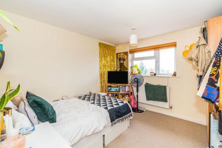 4 bedroom semi-detached house to rent - Photo 4