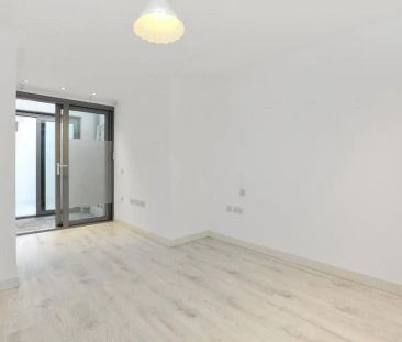 2 bedroom flat in London - Photo 2