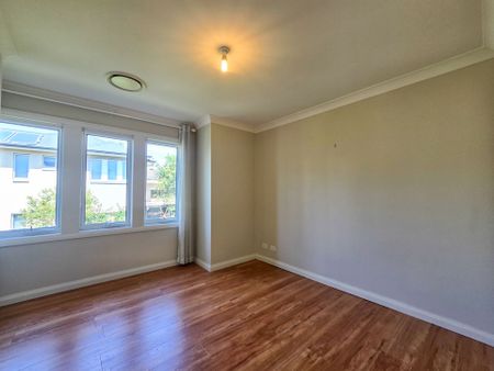 Stylish & Spacious Family Home in a Prime Campbelltown Location! - Photo 3