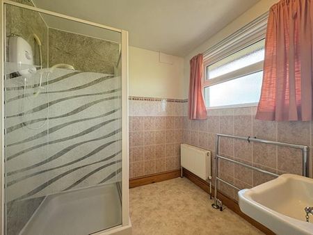 4 bedroom semi-detached house to rent - Photo 5