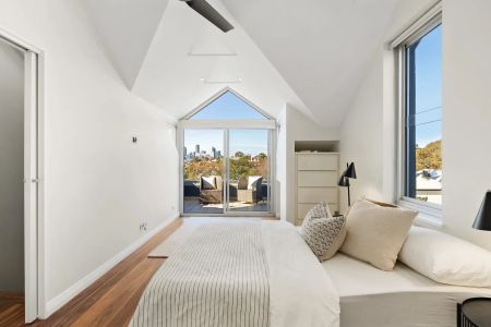Multilevel family home with sweeping city and Harbour Bridge views. - Photo 2