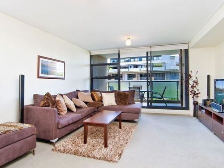 Convenient Spacious Modern Living - Photo 2