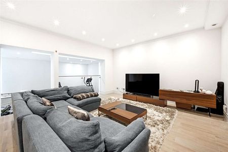 Exceptional Freehold Family Residence with Private Garden and Balcony Overlooking Prestigious Garden Square - Photo 3
