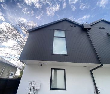 Charming 2-Bedroom Townhouse in Prime Location - Photo 2