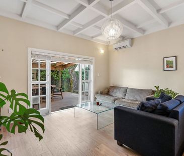 Modern Character - Photo 6