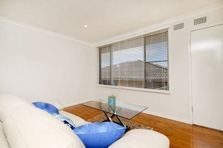 Renovated unit in choice location close to parkland and local shops - Photo 5