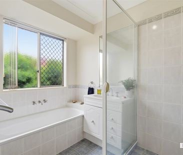 Spacious 4 - Bedroom Family Home in Quiet Heritage Park Location - Photo 5