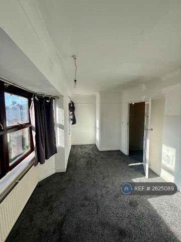 3 bedroom end of terrace house to rent - Photo 4