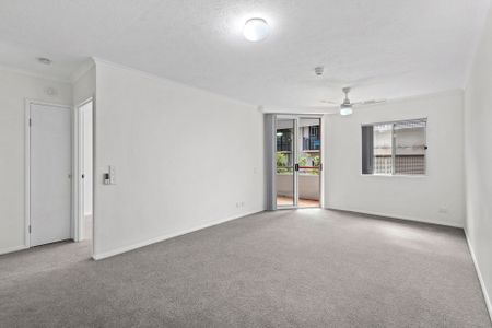 Two Bedroom Apartment - Walking Distance to CBD - Photo 2