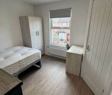 Stunning Room with Private En-Suite – Just 5 Minutes from Watford G... - Photo 1