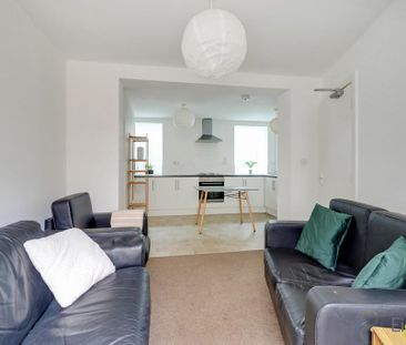 4 bedroom end of terrace house to rent - Photo 1