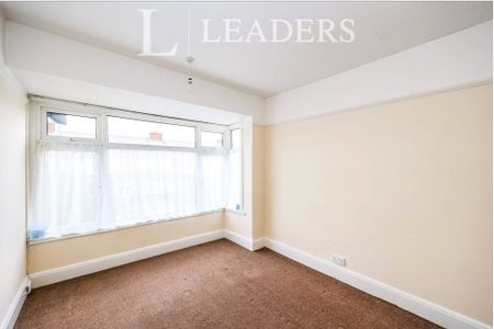 3 bedroom house to rent Chatsworth Avenue, Portsmouth, PO6 - Photo 2