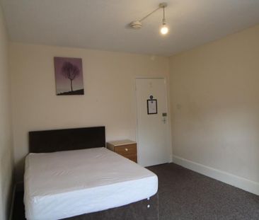 1 bedroom in a flat share to rent - Photo 4