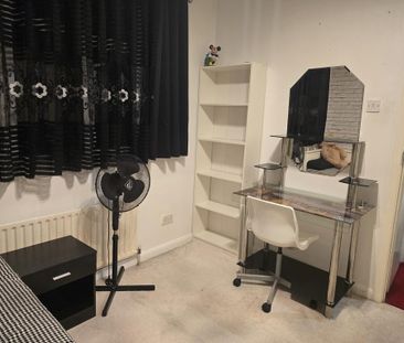 1 bedroom in a house share to rent - Photo 2