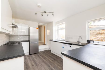3 bedroom end of terrace house to rent - Photo 2