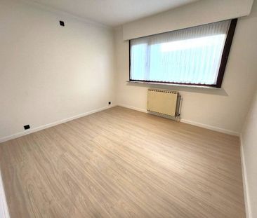 Ruime woning met 2 slaapkamers, tuin en garage TE HUUR in WIELSBEKE. - Foto 4