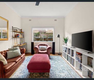 Versatile family living in a convenient setting - Photo 2