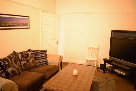 3 bedroom flat to rent - Photo 2