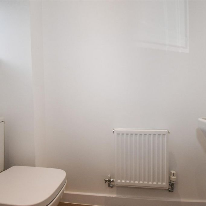 4 bed House - Semi-Detached To Let - Photo 1
