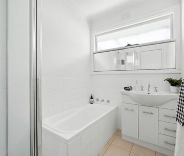 Light Filled - Refurbished, Three Bedroom Home - Photo 1