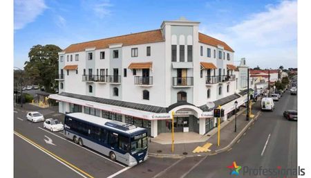 2-Bedroom Apartment for Rent in heart of Old Papatoetoe - Secure Parking + Balcony - Photo 2