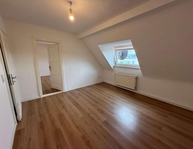 Großzügige 3-Zimmer-Dachgeschosswohnung in sehr guter, zentraler Wohnlage im beliebten Gelnhausen - Photo 1