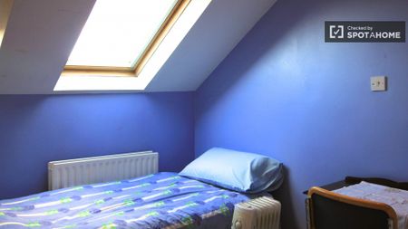 Bright room in shared apartment in Terenure, Dublin - Photo 4