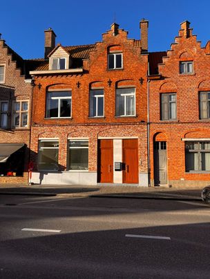 VOLLEDIGE VERNIEUWDE BENEDENWONING MET 2 SLAAPKAMERS EN RUIM TERRAS IN CENTRUM IEPER - Foto 1