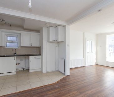 3 Bed Terraced House, Capmartin Road, CV6 - Photo 2