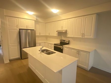 For Lease - 92 Phoenix Boulevard, Barrie, Ontario - Photo 2