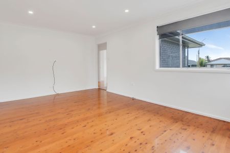 Lakeside Living at Its Best – 78 The Esplanade, Oak Flats - Photo 5