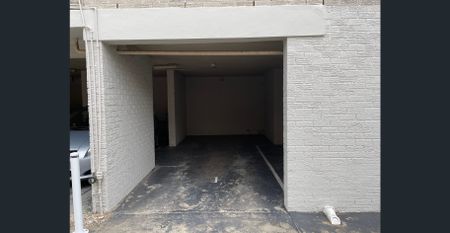 What a Location! Coffee, Dinner, Movies or Train? - Photo 2