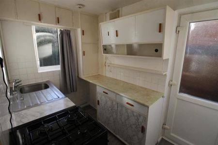 2 bedroom semi-detached house to rent - Photo 4