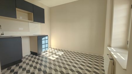 Charmant T2 entièrement rénové avec ascenseur - Photo 4