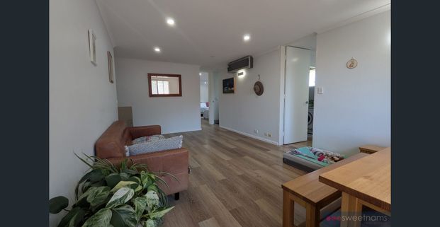 Stylishly Renovated 2 Bedder – Central Location - Photo 1