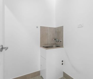 Spacious 4 Bedroom, 2 Bathroom Family Home - Photo 1