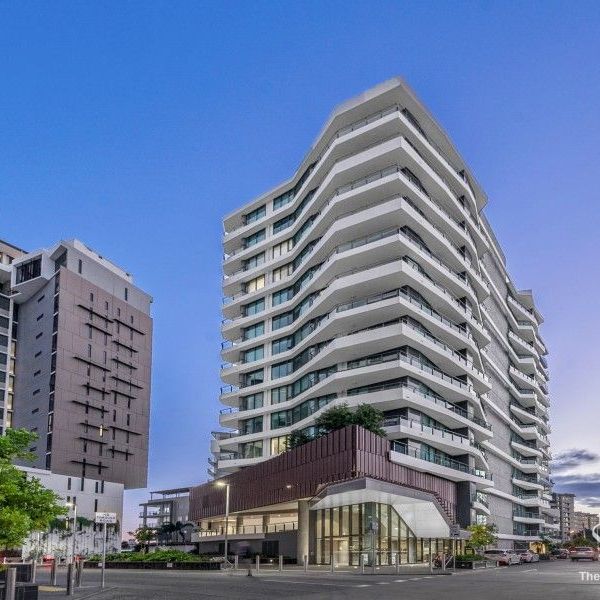 PROXIMITY HAMILTON PORT-SIDE STYLISH HARBOUR-SIDE LIVING! unfurnished 1Bed Apt - Photo 1