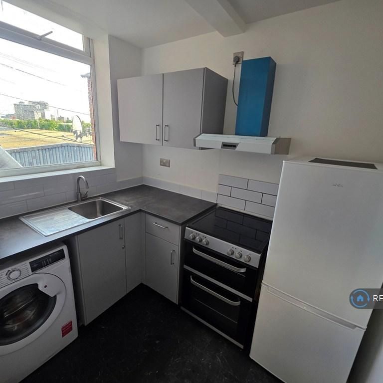 1 bedroom in a flat share to rent - Photo 1