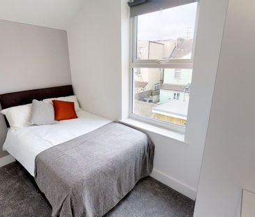 Sociable Home Steps from Tesco & IKEA - Photo 2