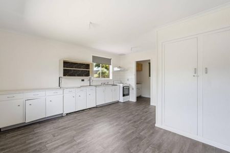 Pet Friendly Family Home - Photo 5