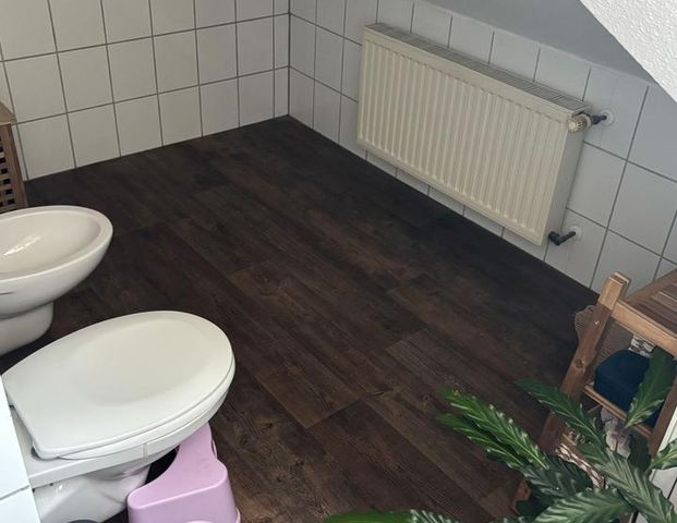 Ruhige 2-Zimmer Dachgeschosswohnung mit Balkon - Photo 1