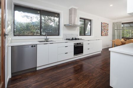 Modern Open Plan Family Abode - Photo 5
